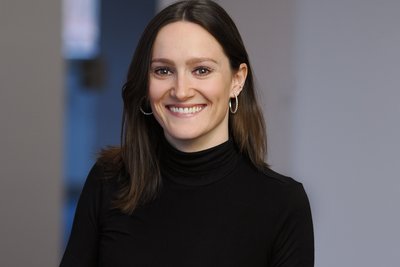 Porträtfoto von Communication Managerin Theresa Kern