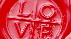Love in rotes Wachs gedruckt