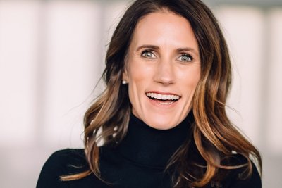 Porträtfoto von Gründerin & CEO Andrea Hartmair